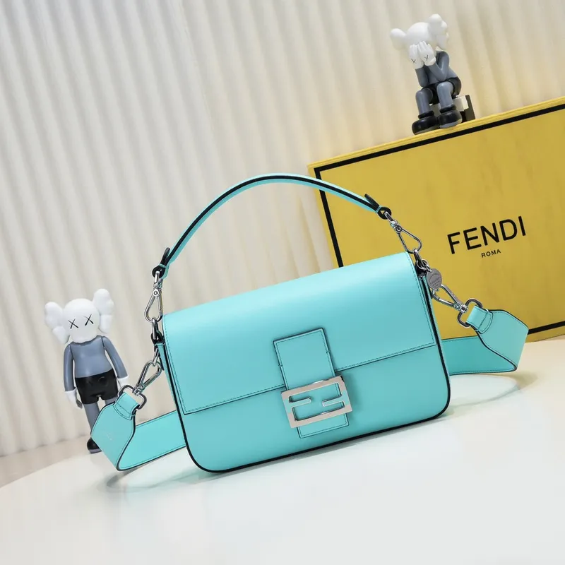 Fendi Baguette leather handbag Replica